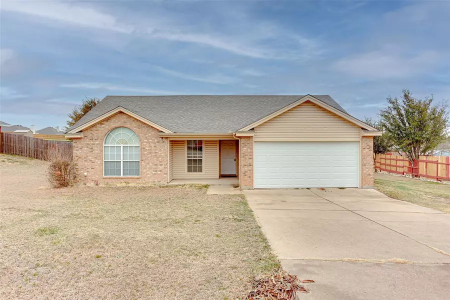 215 Gateway Hills Lane, Granbury, TX 76049