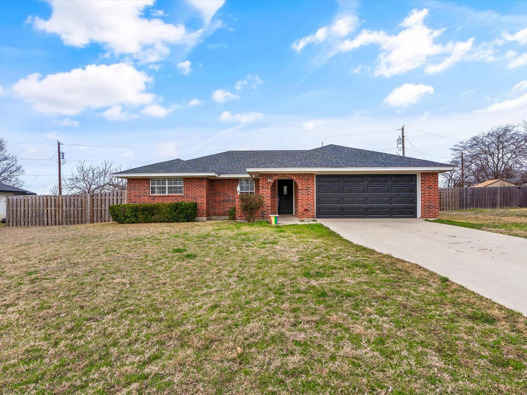 1302 S Louisiana Street,  Grandview,  TX 76050