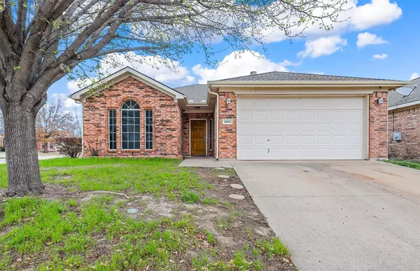 10516 Dry Valley Court, Fort Worth, TX 76108