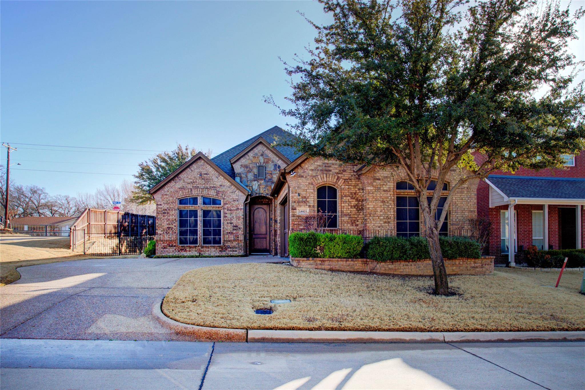 5801 Mira Lago Lane, Arlington, TX 76017