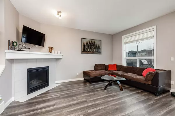 Airdrie, AB T4B 0Y5,127 Hillcrest CIR SW