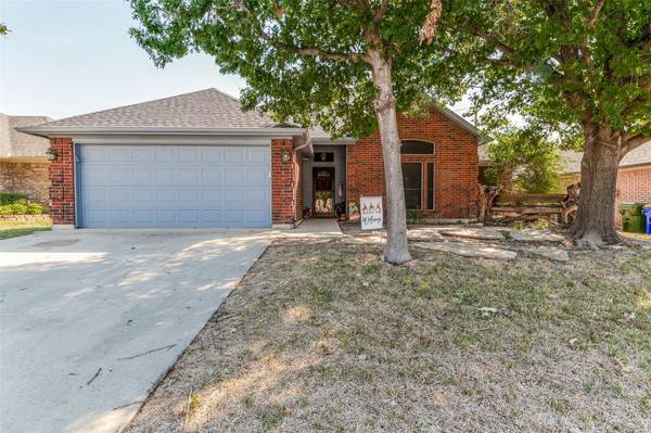 7404 Amber Drive, Watauga, TX 76148