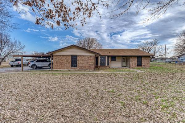 303 Fannin Street, Millsap, TX 76066