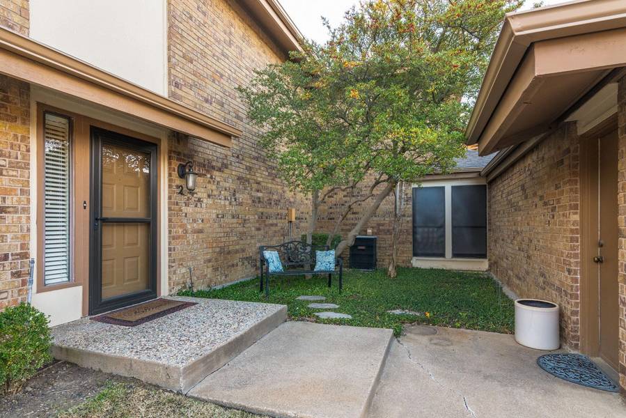 2 Park Lane, Bedford, TX 76021