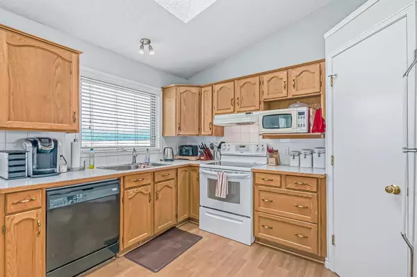 Calgary, AB T2X 3H3,4 Sunmeadows PL SE