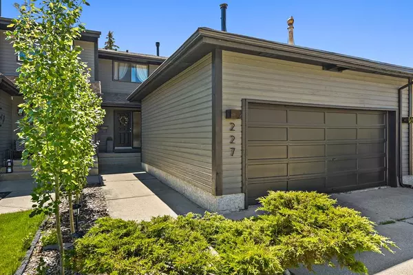 Calgary, AB T3A 2M4,227 Edgemont Estates DR NW