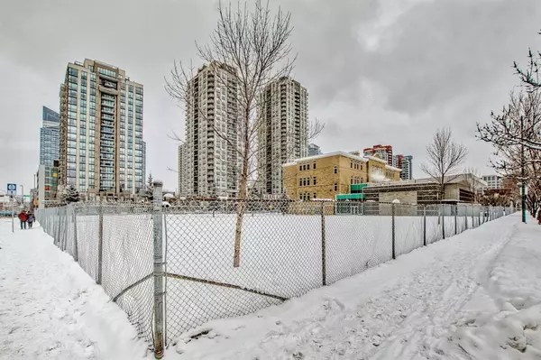 Calgary, AB T2R 0L7,1123 13 AVE SW #310