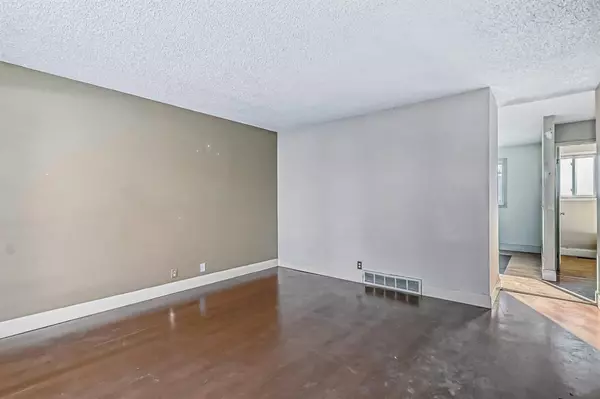 Calgary, AB T3J 1Y6,164 Castlegreen Close NE