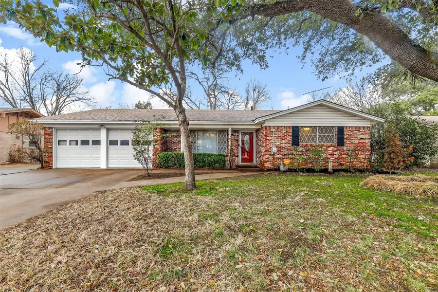 2104 Arthur Drive, Edgecliff Village, TX 76134