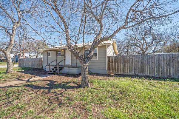 1300 Avenue C, Brownwood, TX 76801