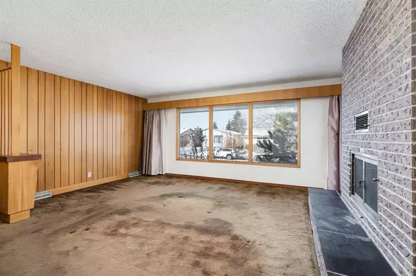 Calgary, AB T3E 3Y3,3112 49 ST SW