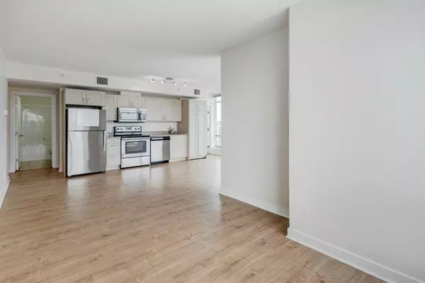 Calgary, AB T2L 2L6,10 Brentwood Common NW #1312