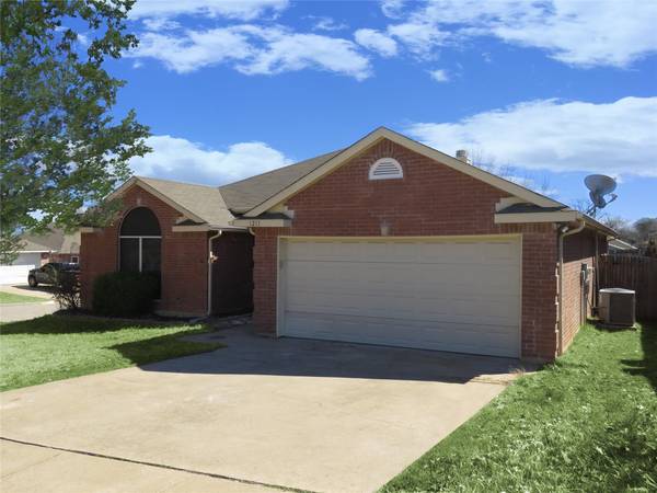 1211 Hidden Oaks Drive, Mansfield, TX 76063