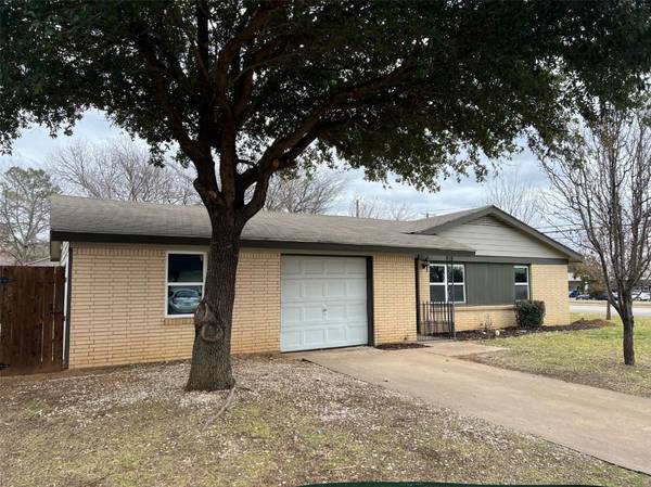 800 Russell Lane, Bedford, TX 76022