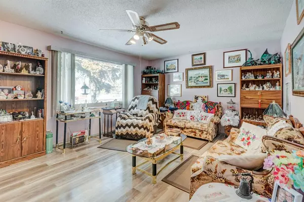 Calgary, AB T3A 0P6,4804 Voyageur DR NW