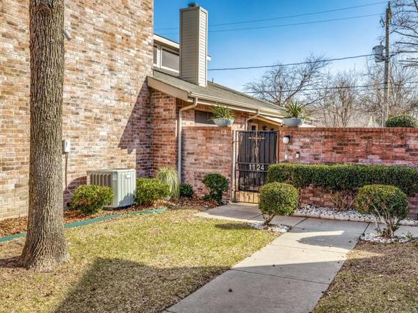 1124 Forest Creek Street, Benbrook, TX 76126