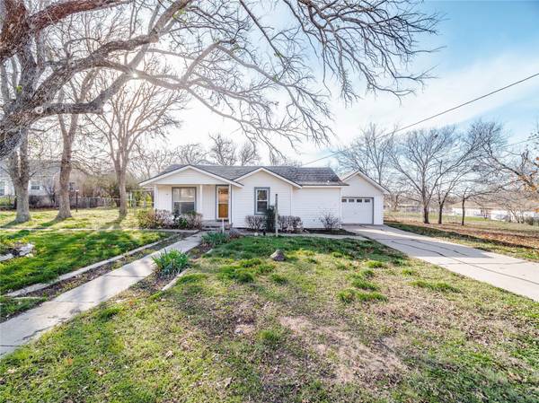 210 E 7th Street, Weatherford, TX 76086