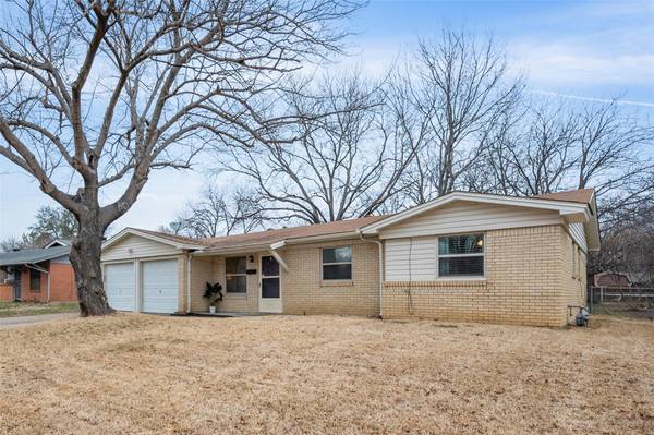 208 NW Jayellen Avenue, Burleson, TX 76028