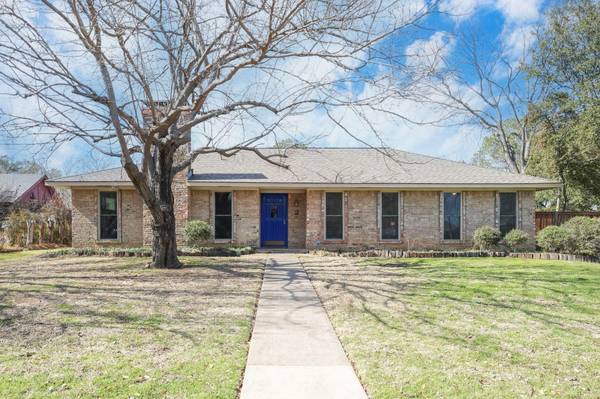 2 Whispering Circle, Hickory Creek, TX 75065