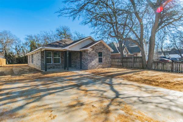 886 Sabine Avenue, Cleburne, TX 76031