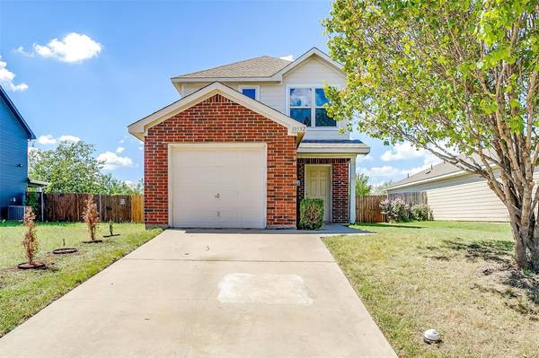 10532 Many Oaks Drive, Fort Worth, TX 76140