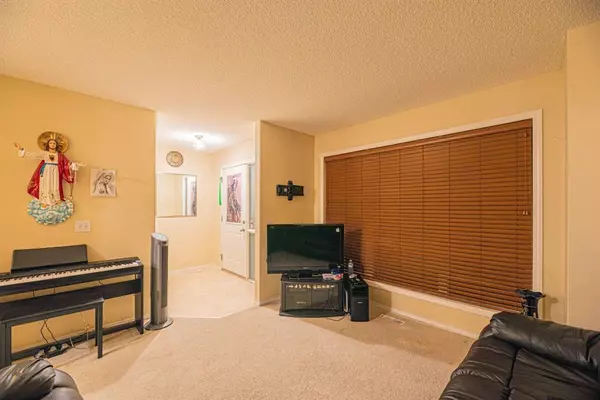 Calgary, AB T3J 5B5,27 Saddlecrest Close NE