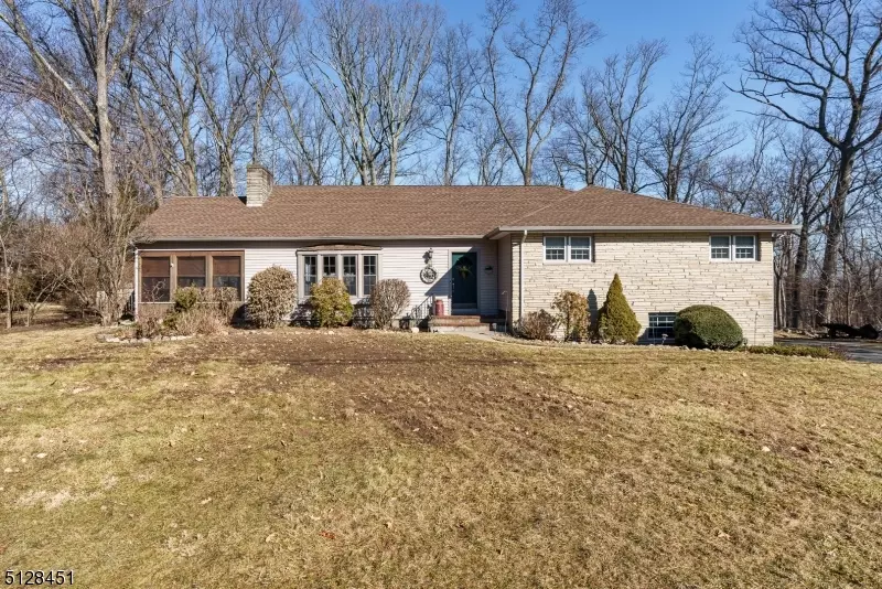 19 Woodland Ct, Kinnelon Boro, NJ 07405