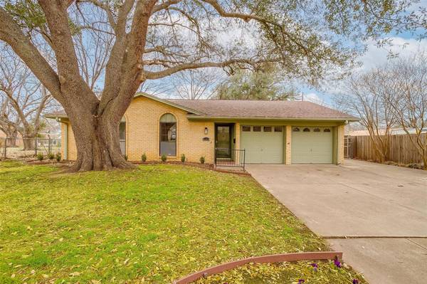 8125 Herndon Drive, Benbrook, TX 76116