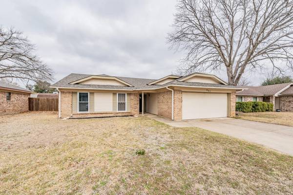 221 Kalmia Drive, Arlington, TX 76018