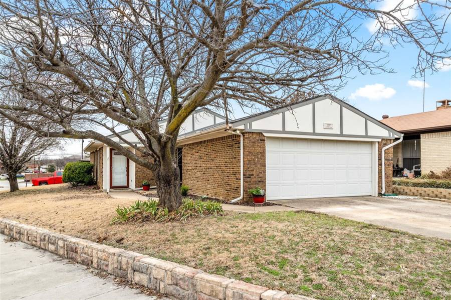 2207 Jamestown Lane, Carrollton, TX 75006