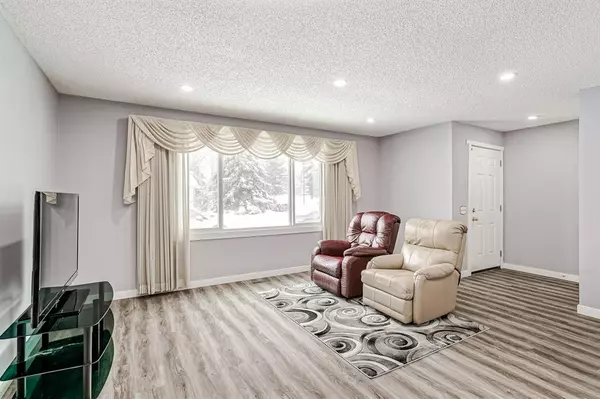 Calgary, AB T2B 2T2,232 Erin Mount CRES SE