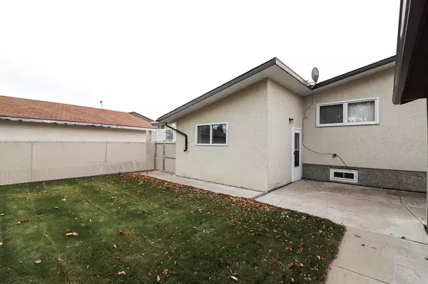 Medicine Hat, AB T1B 1R8,18 Currie CT SE