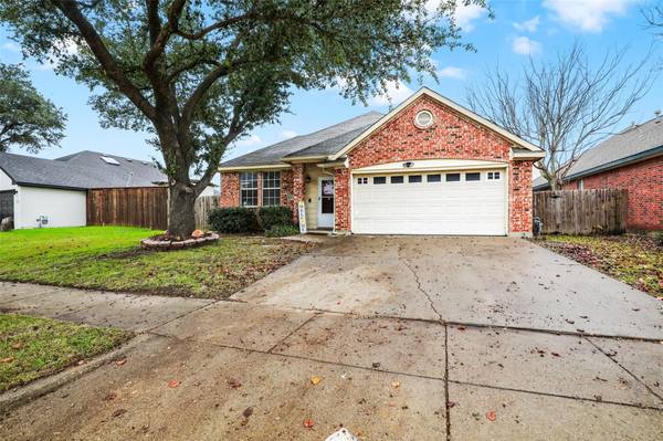 2725 Oak Hollow Drive, Grand Prairie, TX 75052