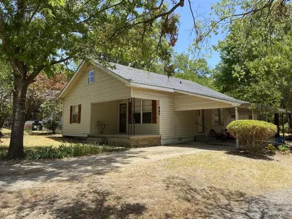 Whitewright, TX 75491,607 W Locust Street