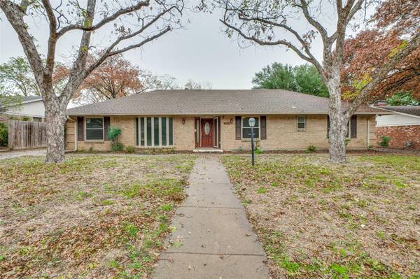 3913 Sundown Drive, Benbrook, TX 76116