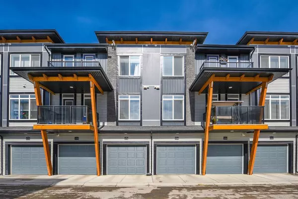 Calgary, AB T3J 0Y3,164 Savanna WALK NE