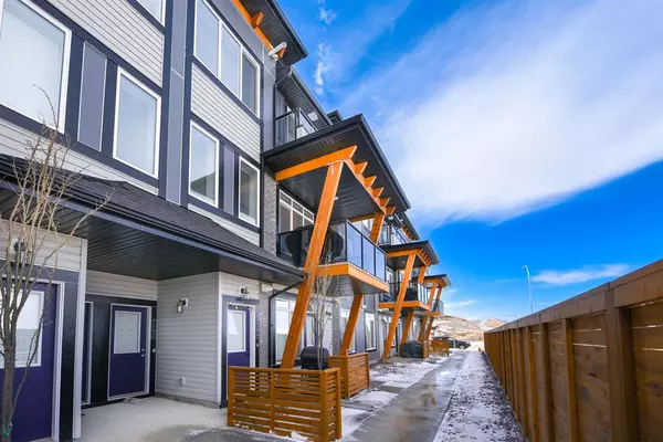 Calgary, AB T3J 0Y3,164 Savanna WALK NE