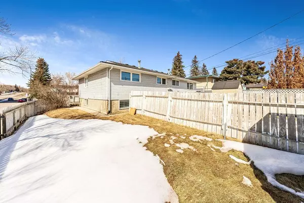 Calgary, AB T3A 1K5,5802 Dalgleish RD NW