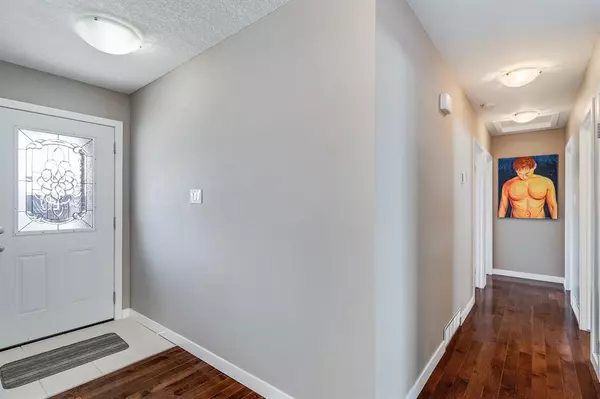 Calgary, AB T3E 0X5,4704 32 AVE SW