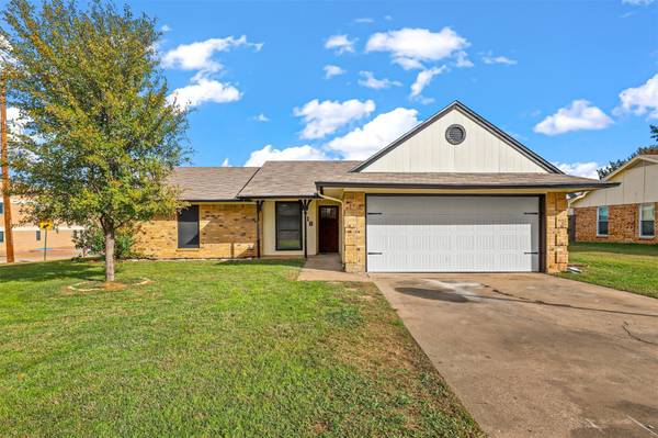 718 Crestview Drive, Kennedale, TX 76060