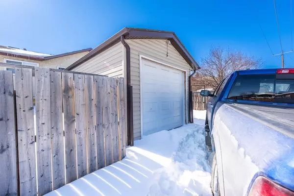 Calgary, AB T3J 2A7,169 CASTLEBROOK WAY NE