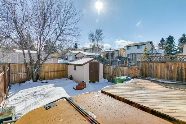 Calgary, AB T3K 1R3,86 Bearberry CRES NW