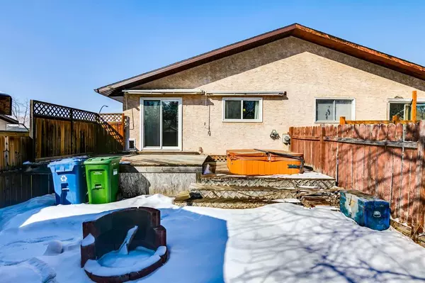 Calgary, AB T3K 1R3,86 Bearberry CRES NW