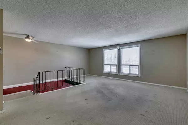 Calgary, AB T3K 1R3,86 Bearberry CRES NW