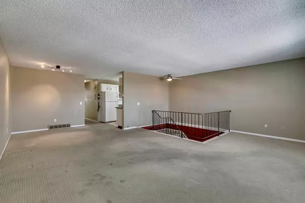 Calgary, AB T3K 1R3,86 Bearberry CRES NW