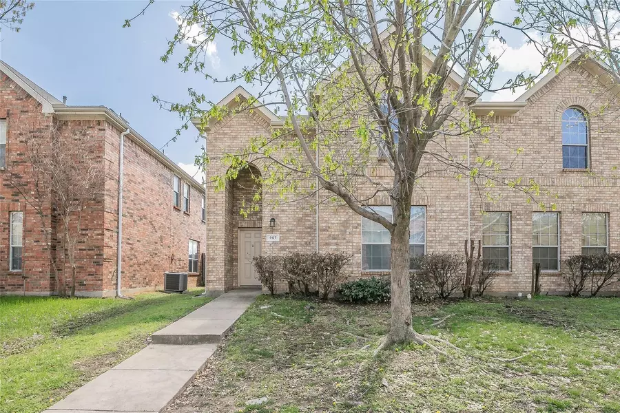 907 Jamie Drive, Grand Prairie, TX 75052