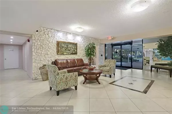 Pompano Beach, FL 33069,3960 OAKS CLUBHOUSE DRIVE  #303