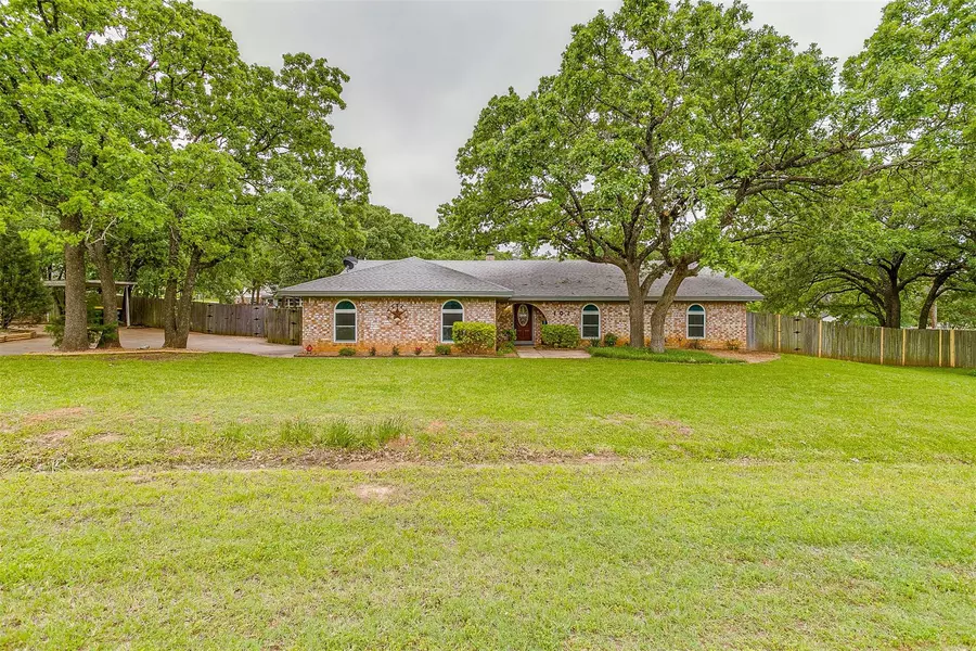 102 Hillside Drive W, Burleson, TX 76028