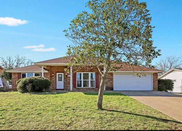 711 Crestview Drive, Kennedale, TX 76060