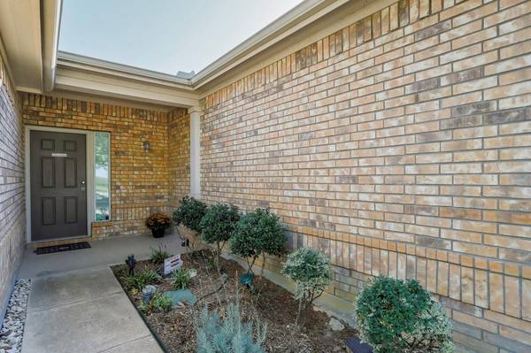 1352 Saddle Blanket Court, Fort Worth, TX 76131